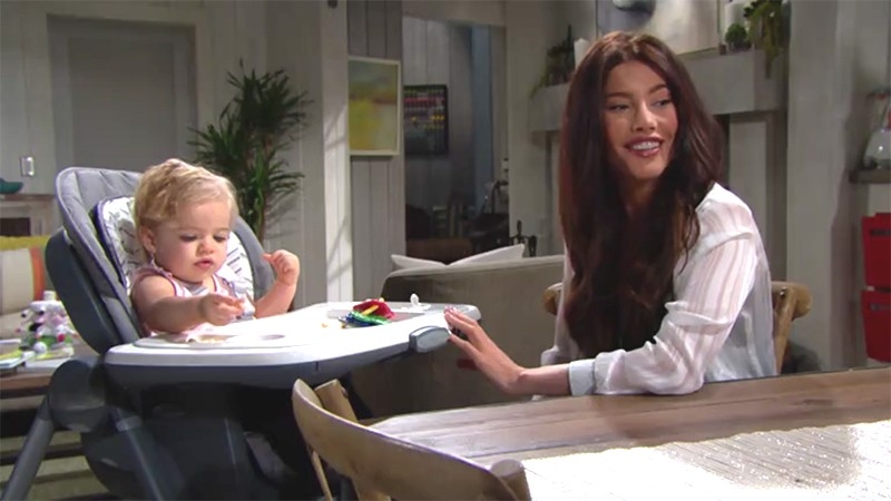 Steffy (Jacqueline MacInnes Wood) retrouve les joies de la vie à la maison ! Top Modèles,
épisode 8096 (9 juillet 2020,
TVA)