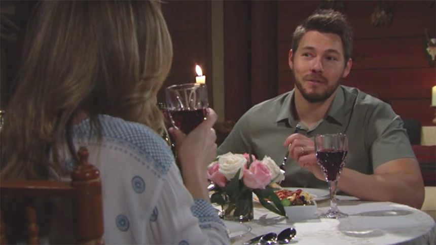 Liam (Scott Clifton) a sorti le grand jeu pour sa dernière soirée avec Hope. Top Modèles,
épisode 8102 (17 juillet 2020,
TVA)