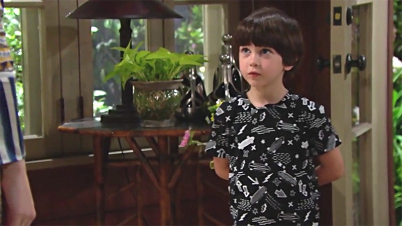Douglas (Henry Joseph Samiri) a ramené un petit cadeau pour Hope... Amour, Gloire et Beauté,
épisode 8111 (10 septembre 2020,
TF1)
