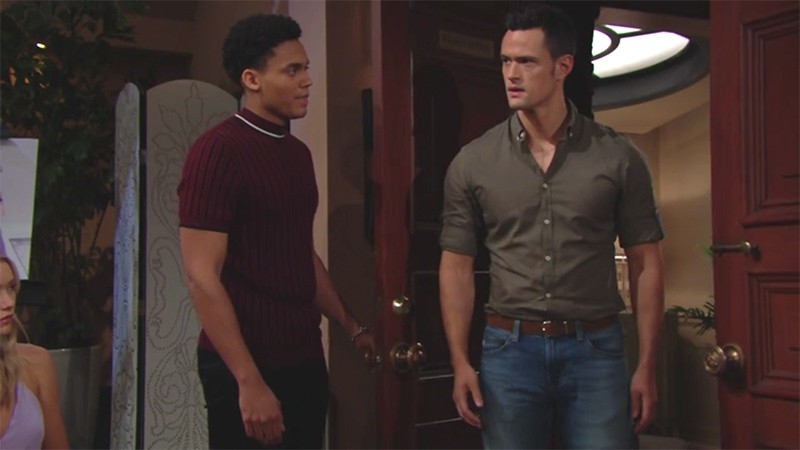 Xander (Adain Bradley) est certain que Thomas (Matthew Atkinson) est responsable du décès d'Emma ! Amour, Gloire et Beauté,
épisode 8119 (22 septembre 2020,
TF1)