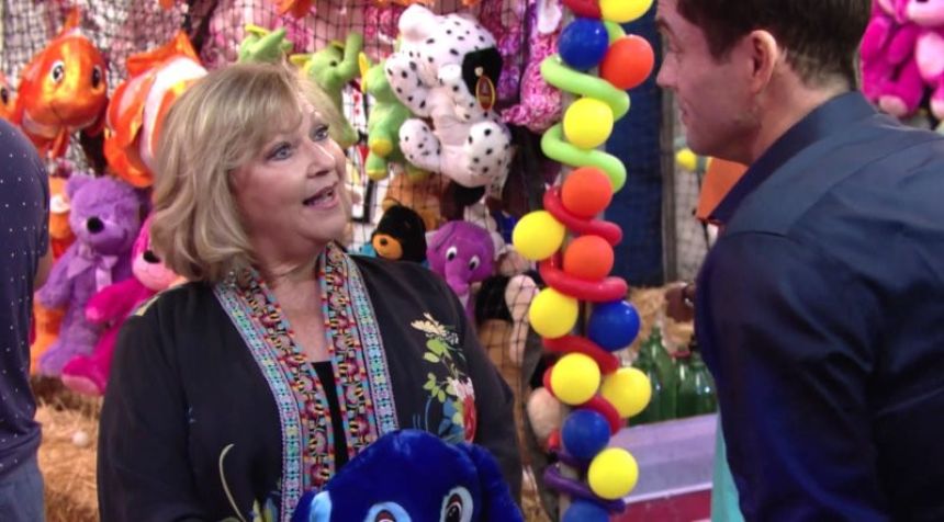 Traci (Beth Maitland) passe un très bon moment en compagnie de Cane (Daniel Goddard). Les Feux de l'Amour,
épisode 8459 (11 mai 2022,
TF1)