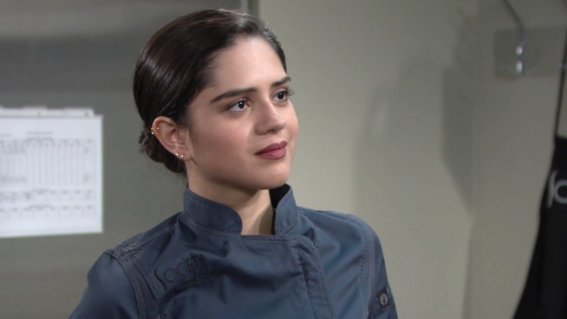Lola (Sasha Calle) tente de découvrir les secrets de Kyle. Les Feux de l'Amour,
                     épisode 8470 (26 mai 2022,
TF1)
