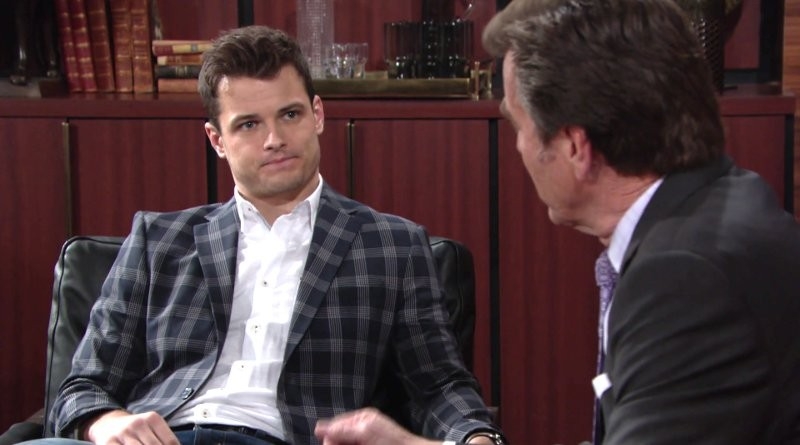 Kyle (Michael Mealor) confie ses angoisses à son père concernant le mariage. Les Feux de l'Amour,
                     épisode 6067 (24 mai 2022,
AUVIO)