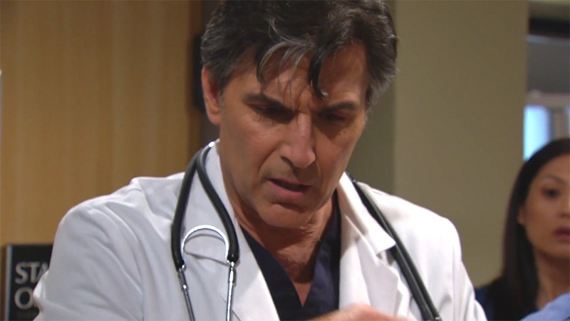 Thomas est pris en charge par le docteur Armstrong (Vincent Irizarry) Top Modèles,
épisode 8163 (12 octobre 2020,
TVA)