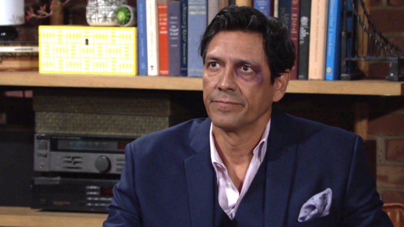 Adrian (Jay Montalvo) est venu demander de l'aide à sa fille… Les Feux de l'Amour,
                     épisode 6123 (11 août 2022,
AUVIO)