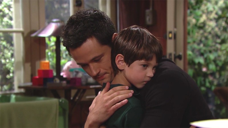 Douglas (Henry Joseph Samiri) n'a pas l'air très heureux de revoir son père... Amour, Gloire et Beauté,
                     épisode 8204 (21 janvier 2021,
TF1)