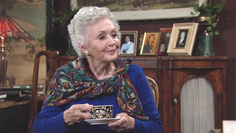 Doris (Mary-Margaret Lewis) vient à la rescousse des Abbott dans leur quête de vérité. Les Feux de l'Amour,
épisode 8541 (7 septembre 2022,
TF1)