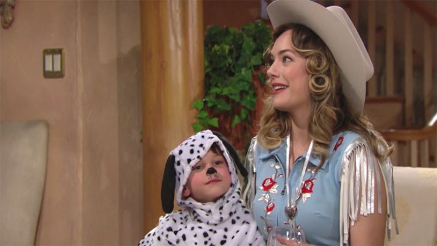 Douglas (Henry Joseph Samiri) passe une soirée d'Halloween merveilleuse dans les bras de Hope ! Top Modèles,
épisode 8211 (17 décembre 2020,
TVA)
