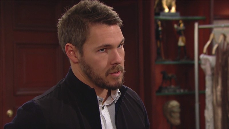 Liam (Scott Clifton) apprend une grave nouvelle à Ridge et à Steffy. Top Modèles,
                     épisode 8221 (14 janvier 2021,
TVA)