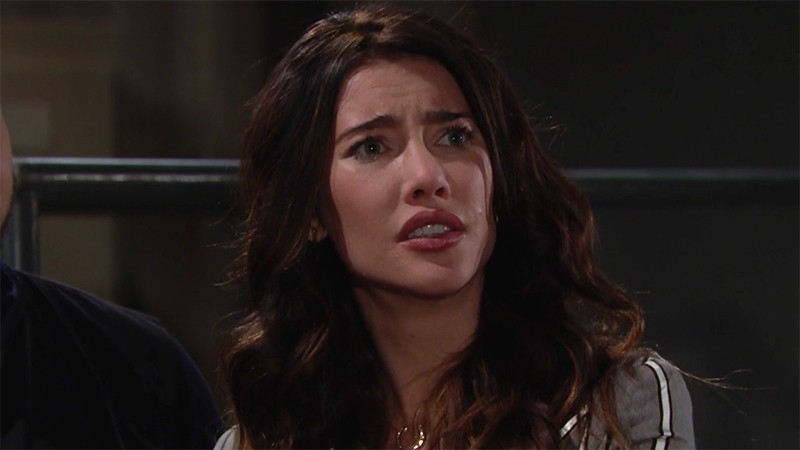 Steffy (Jacqueline MacInnes Wood) se sent responsable des installations. Amour, Gloire et Beauté,
                     épisode 8222 (16 février 2021,
TF1)