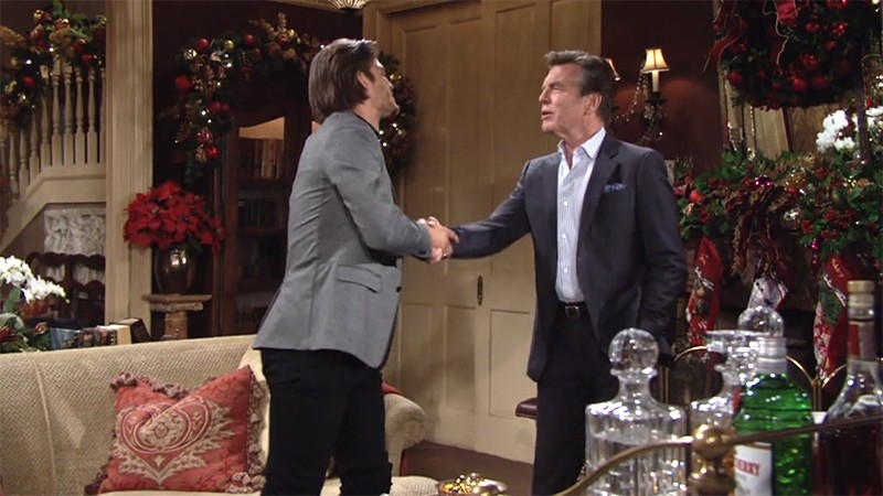 Jack (Peter Bergman) félicite Theo (Tyler Johnson) pour son travail chez Jabot. Les Feux de l'Amour,
                     épisode 11838 (23 décembre 2019,
CBS)
