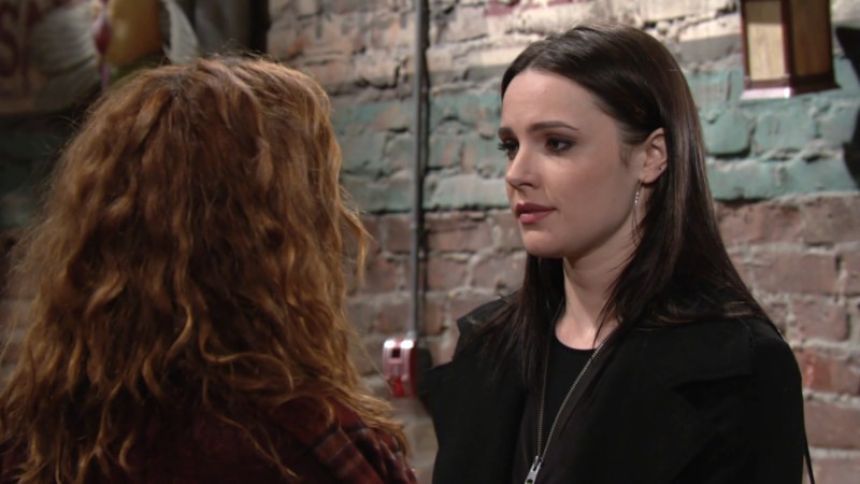 Tessa (Cait Fairbanks) est nerveuse avant de rencontrer Tanner. Les Feux de l'Amour,
épisode 8585 (9 novembre 2022,
TF1)