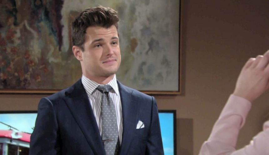 Kyle (Michael Mealor) fête son succès avec Summer. Les Feux de l'Amour,
épisode 11861 (27 janvier 2020,
CBS)