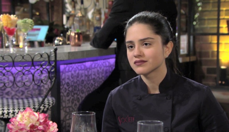 Lola (Sasha Calle) doute de Kyle. Les Feux de l'Amour,
épisode 8606 (8 décembre 2022,
TF1)