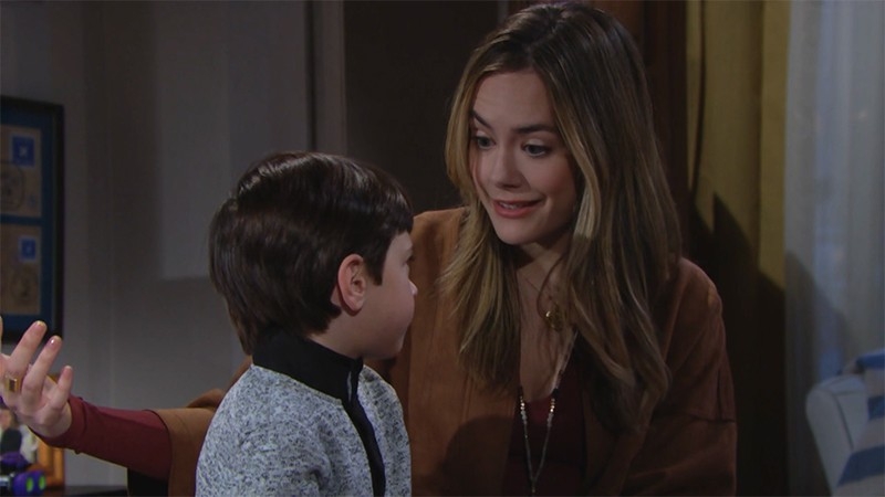 Hope (Annika Noelle) fait de son mieux pour consoler Douglas (Henry Joseph Samiri). Top Modèles,
épisode 8277 (2 avril 2021,
TVA)