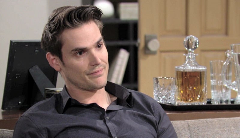 Adam (Mark Grossman) a des doutes sur le choix à faire. Les Feux de l'Amour,
                     épisode 6210 (14 décembre 2022,
AUVIO)
