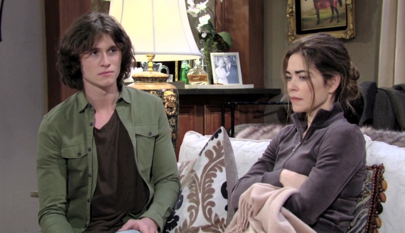 Reed (Tristan Lake Leabu) s'inquiète pour sa mère. Les Feux de l'Amour,
                     épisode 6214 (20 décembre 2022,
AUVIO)
