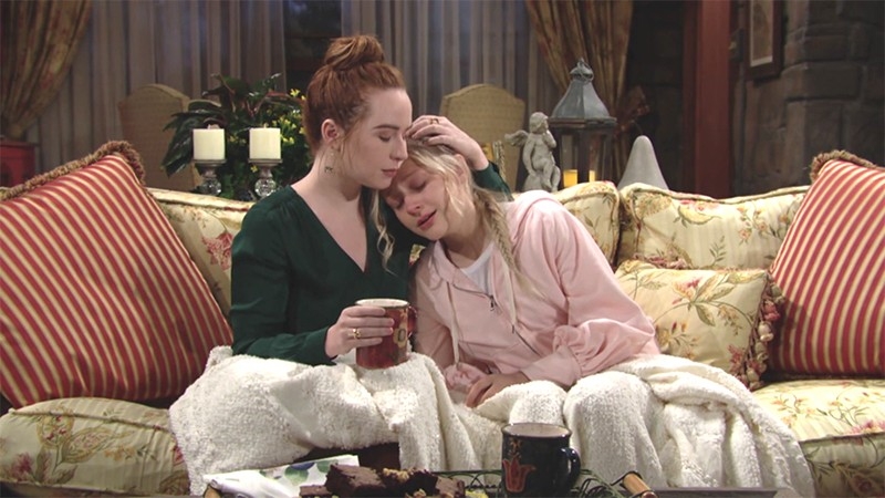 Mariah (Camryn Grimes) et Faith (Alyvia Alyn Lind) se font du souci pour leur mère. Les Feux de l'Amour,
                     épisode 6216 (22 décembre 2022,
AUVIO)