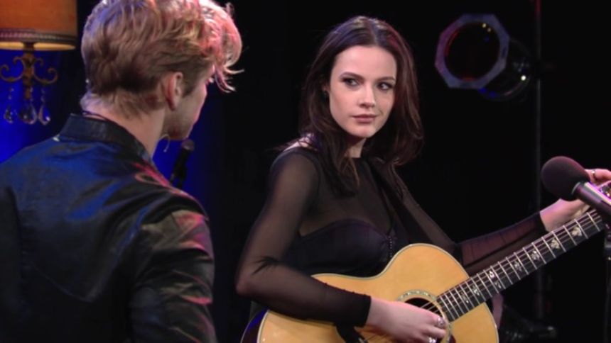 Tessa (Cait Fairbanks) s'apprête à vivre un concert pas comme les autres. Les Feux de l'Amour,
épisode 8636 (19 janvier 2023,
TF1)