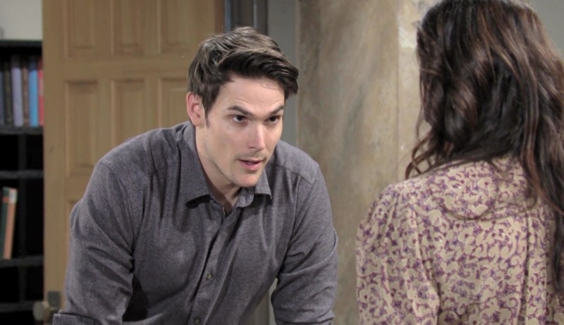 Adam (Mark Grossman) soupçonne un secret de Victor. Les Feux de l'Amour,
épisode 11900 (23 mars 2020,
CBS)