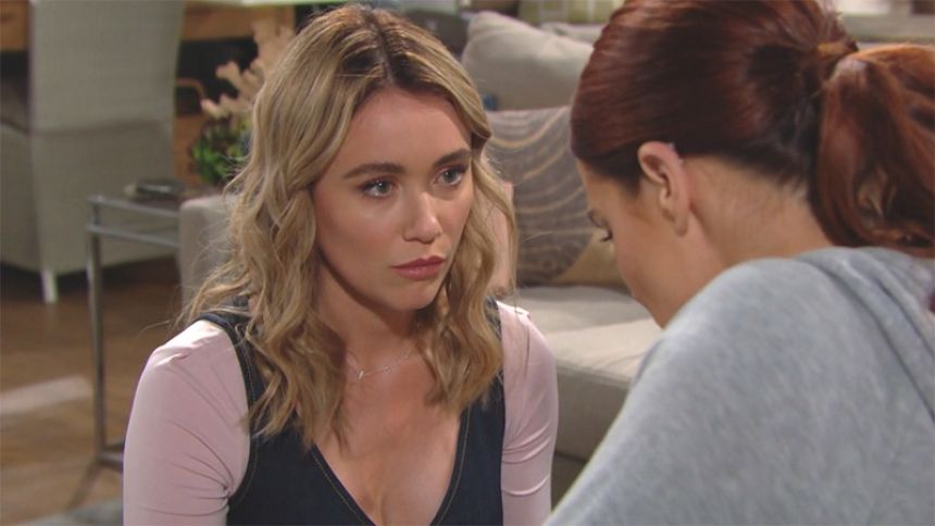Flo (Katrina Bowden) met les choses au clair avec Sally. Top Models,
épisode 8299 (13 octobre 2020,
RTS)
