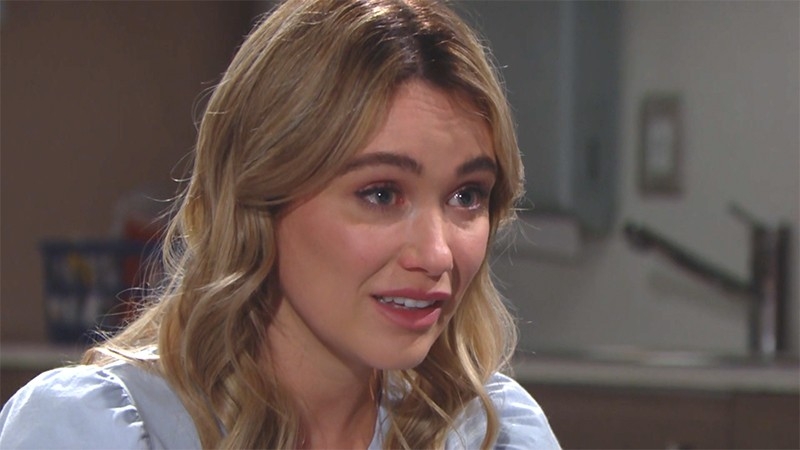Flo (Katrina Bowden) s'entretient avec le docteur Escobar. Top Models,
                     épisode 8307 (4 mai 2021,
RTL9)