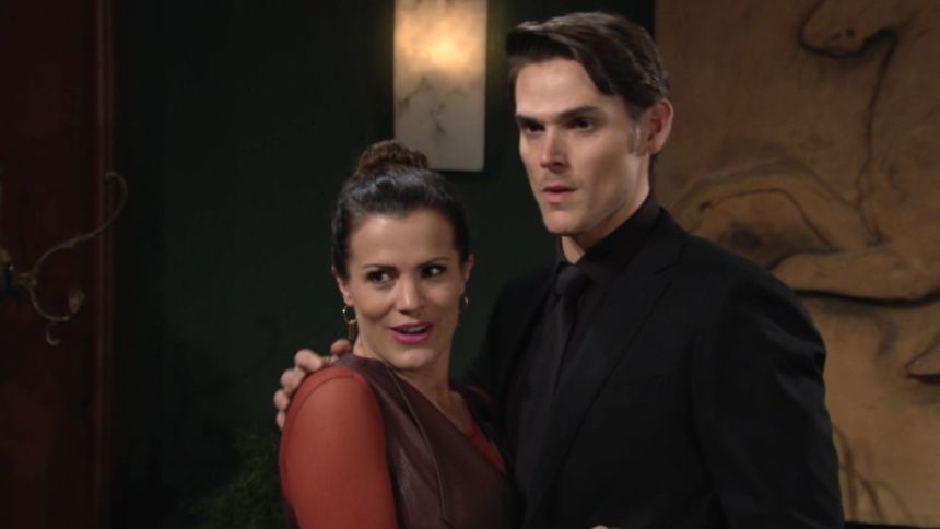 Adam (Mark Grossman) profite de son nouveau poste. Les Feux de l'Amour,
épisode 11914 (14 avril 2020,
CBS)