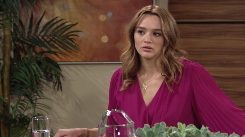 Summer (Hunter King) ne fait pas confiance à Kendra. Les Feux de l'Amour,
                     épisode 11915 (15 avril 2020,
CBS)