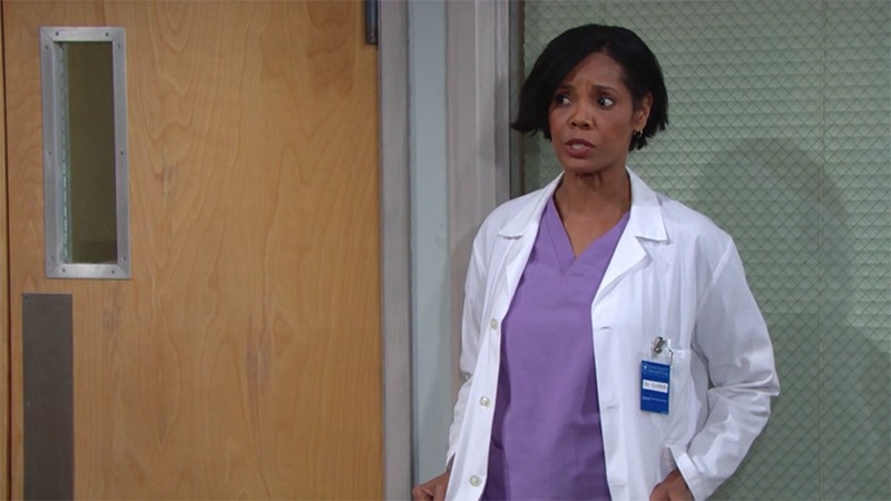 Le docteur Griffith (Lisa Canning) prend Sally en charge à l'hôpital. Top Models,
épisode 8325 (18 novembre 2020,
RTS)