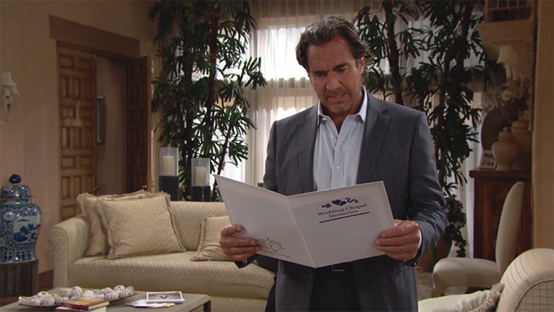 Ridge (Thorsten Kaye) découvre les photos de son mariage avec Shauna. Top Models,
épisode 8331 (26 novembre 2020,
RTS)