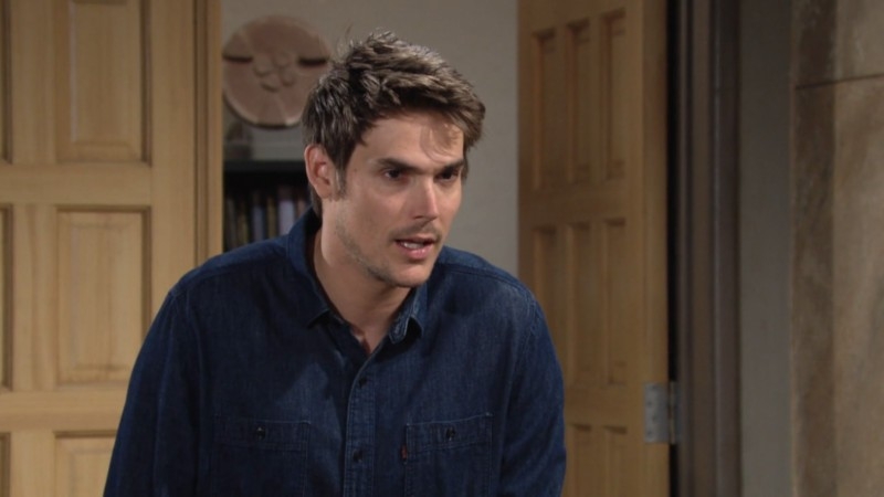 Adam (Mark Grossman) cherche à tout prix des preuves contre Victor. Les Feux de l'Amour,
                     épisode 8661 (30 janvier 2023,
RTS)