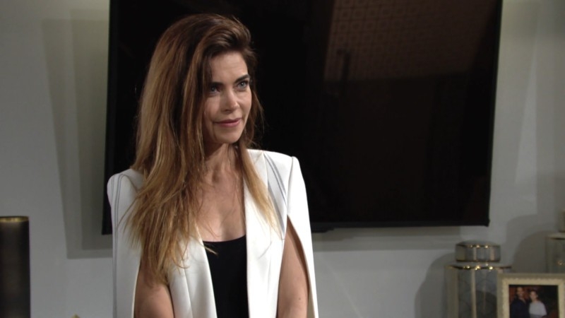 Victoria (Amelia Heinle) fait une grande annonce. Les Feux de l'Amour,
                     épisode 6255 (15 février 2023,
AUVIO)