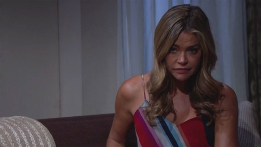 Shauna (Denise Richards) voudrait que Ridge se confie à elle. Amour, Gloire et Beauté/Top Models,
épisode 8343 (26 août 2020,
CBS)