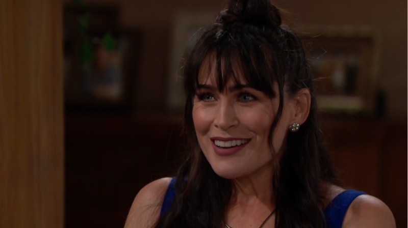 Quinn (Rena Sofer) est contente que son plan ait abouti. Top Modèles,
                     épisode 8345 (8 juillet 2021,
TVA)