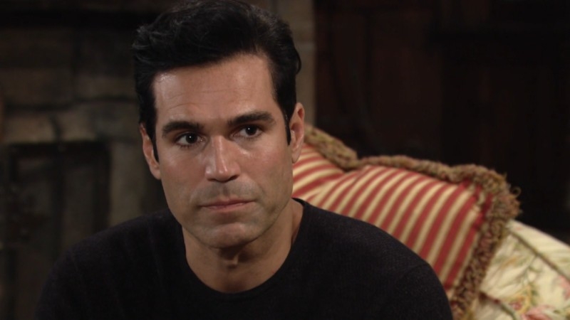 Rey (Jordi Vilasuso) ne laissera pas tomber Sharon. Les Feux de l'Amour,
                     épisode 11943 (9 septembre 2020,
CBS)