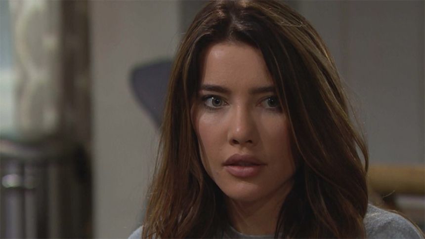 Steffy (Jacqueline MacInnes Wood) a une sacrée surprise en ouvrant le cadeau de Vinny. Top Modèles,
épisode 8357 (26 juillet 2021,
TVA)