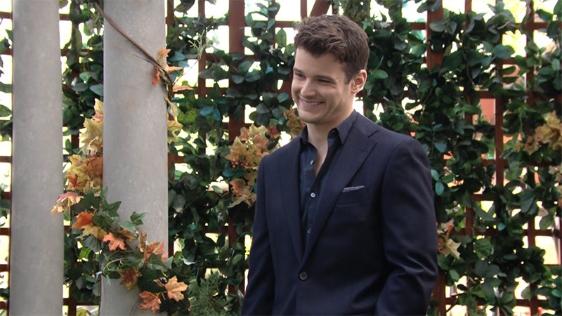 Kyle (Michael Mealor) et Summer se font des promesses d'avenir. Les Feux de l'Amour,
                     épisode 8689 (9 mars 2023,
RTS)