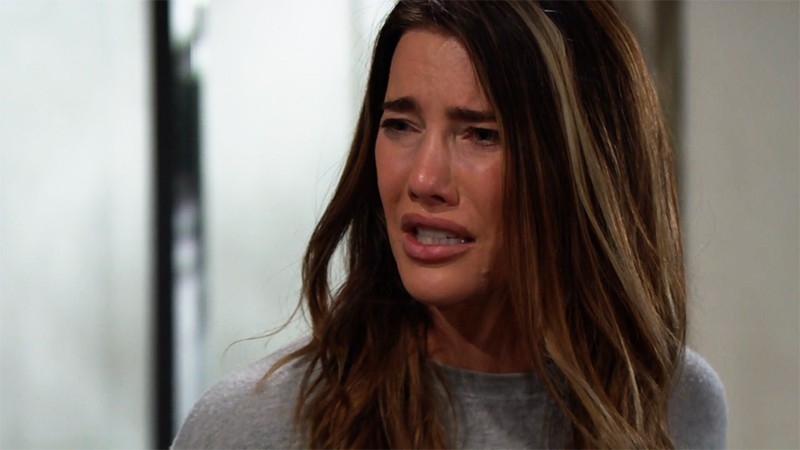 Steffy (Jacqueline MacInnes Wood) perd tout contrôle sur la situation. Top Models,
                     épisode 8363 (21 juillet 2021,
RTL9)