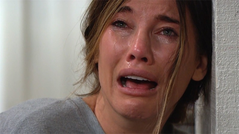 Steffy (Jacqueline MacInnes Wood) supplie ses proches de l'aider. Top Models,
                     épisode 8367 (27 juillet 2021,
RTL9)