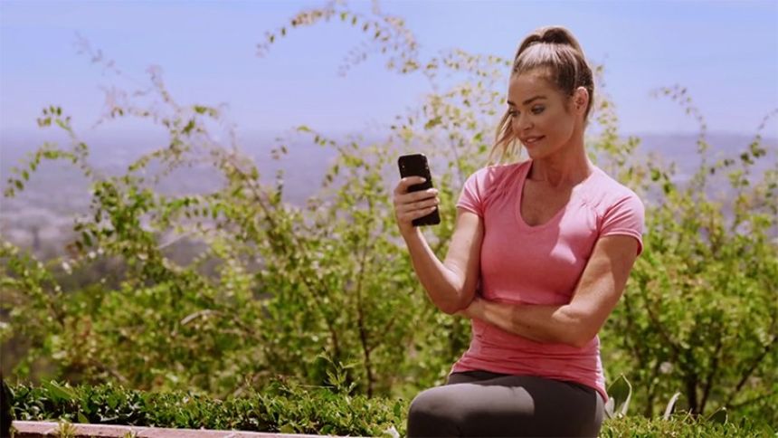 Bien qu'heureuse, Shauna (Denise Richards) a toujours quelques inquiétudes... Amour, Gloire et Beauté/Top Models,
épisode 8368 (30 septembre 2020,
CBS)