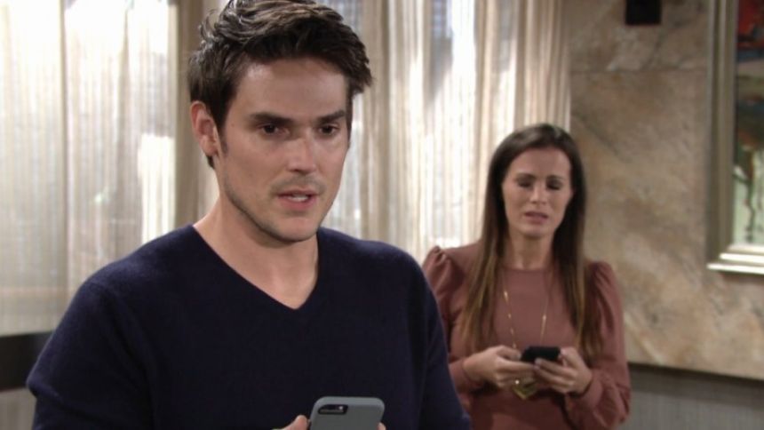 Adam (Mark Grossman) découvre avec horreur l'article qui lui est consacré. Les Feux de l'Amour,
épisode 11959 (1 octobre 2020,
CBS)