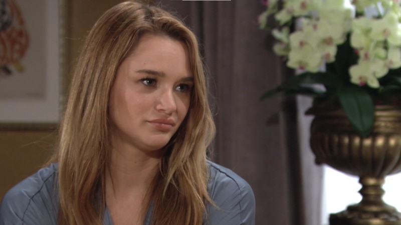 Summer (Hunter King) ne veut rien cacher à ses parents. Les Feux de l'Amour,
                     épisode 8700 (24 mars 2023,
RTS)