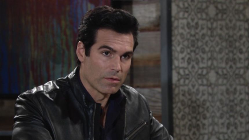 Rey (Jordi Vilasuso) annonce à Lola son mariage avec Sharon. Les Feux de l'Amour,
                     épisode 8706 (3 avril 2023,
RTS)