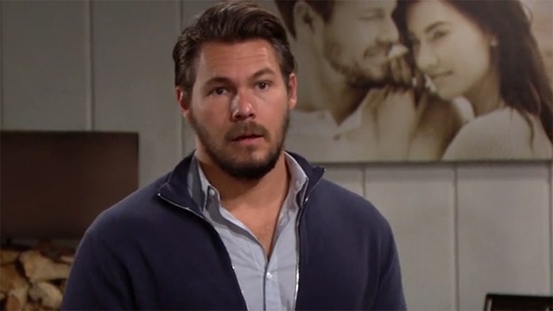 Liam (Scott Clifton)  se méfie de Finn... Top Models,
                     épisode 8380 (3 février 2021,
RTS)