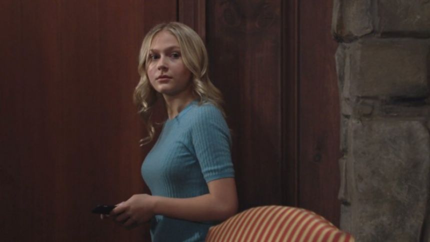 Faith (Alyvia Alyn Lind) agit de façon curieuse... Les Feux de l'Amour,
épisode 8709 (6 avril 2023,
RTS)