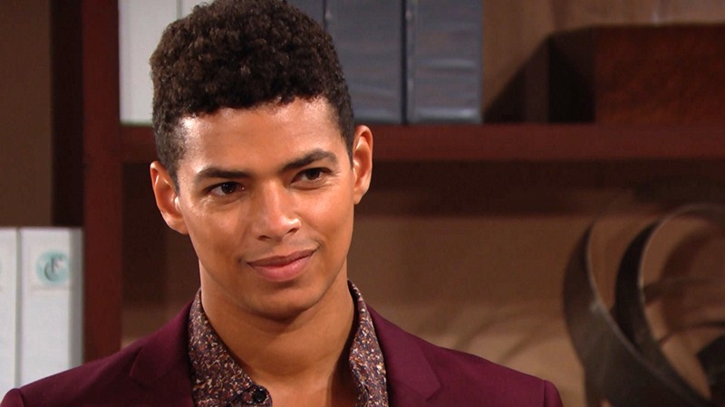 Zende (Delon De Metz) adore déjà travailler avec Zoe... Amour, Gloire et Beauté/Top Models,
                     épisode 8381 (19 octobre 2020,
CBS)