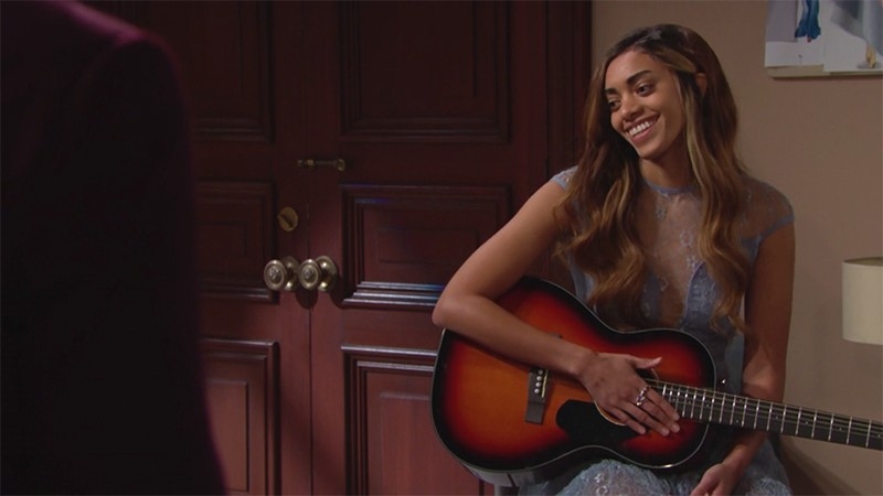 Zoe (Kiara Barnes) joue une chanson pour Zende. Top Models,
                     épisode 8382 (5 février 2021,
RTS)