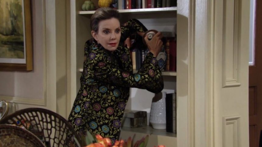 Gloria (Judith Chapman) change de cachette... Les Feux de l'Amour,
épisode 11976 (26 octobre 2020,
CBS)