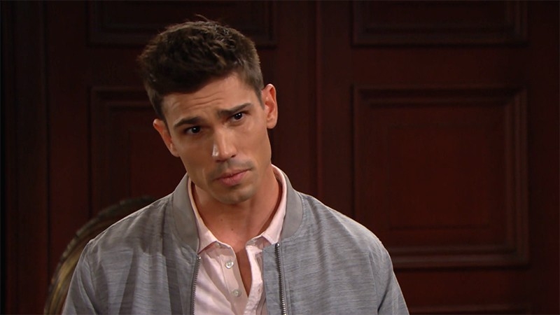 Finn (Tanner Novlan) peine à suivre le discours de Thomas. Top Models,
                     épisode 8388 (15 février 2021,
RTS)