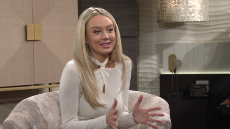 Abby (Melissa Ordway) a enfin trouvé sa robe de mariée ! Les Feux de l'Amour,
                     épisode 6324 (23 mai 2023,
AUVIO)